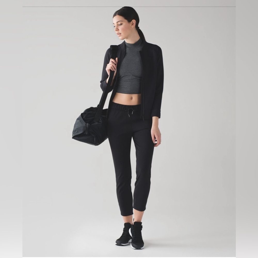 Lululemon On The Fly Pant *28"
Black (First Release) Size 4